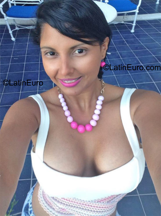 Date this attractive Colombia girl Johanna from Barranquilla CO18105