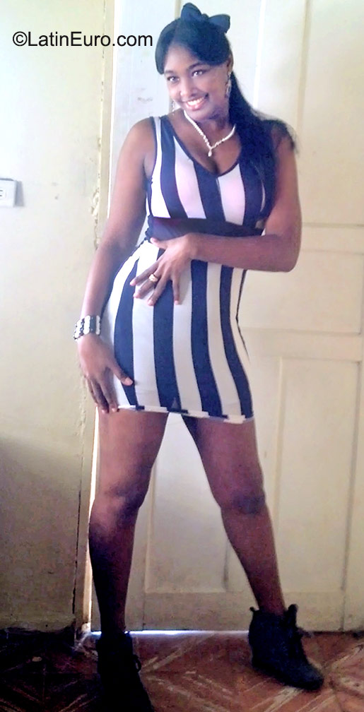 Date this gorgeous Dominican Republic girl Yokasti from Santo Domingo DO23474