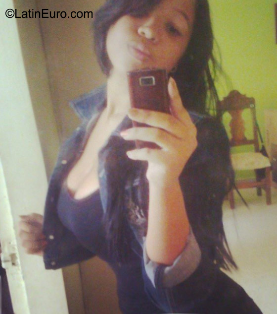 Date this lovely Venezuela girl Fandi from Caracas VE631