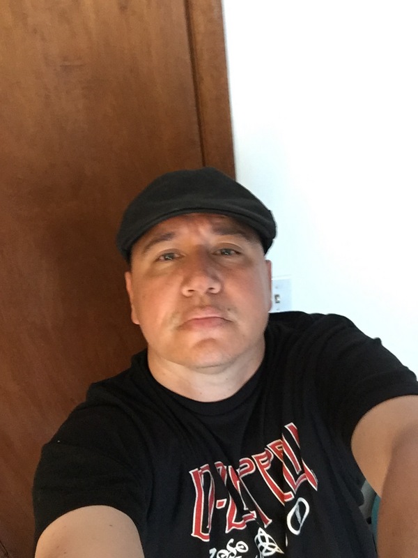 Date this attractive United States man Gino from Newport US16560