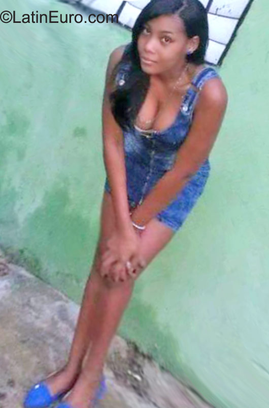Date this voluptuous Dominican Republic girl Mariel from Santo Domingo DO23665
