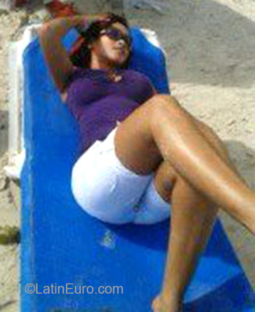 Date this nice looking Dominican Republic girl Rosy from Azua DO23729