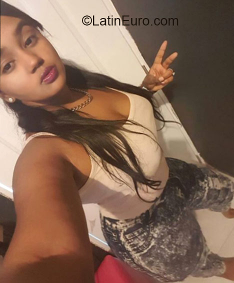 Date this pretty Dominican Republic girl Shuly from Santiago DO23731