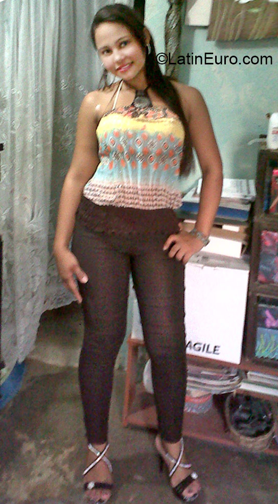 Date this athletic Colombia girl July from Santa Marta CO18233
