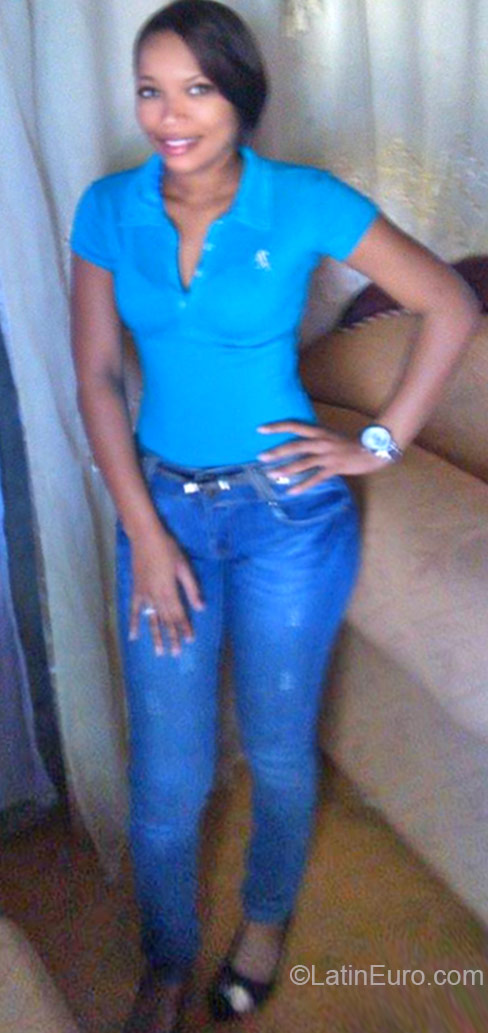 Date this attractive Dominican Republic girl Berenice from Santo Domingo DO23802