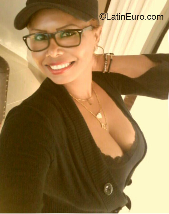 Date this pretty Dominican Republic girl Vero from Santo Domingo DO24026