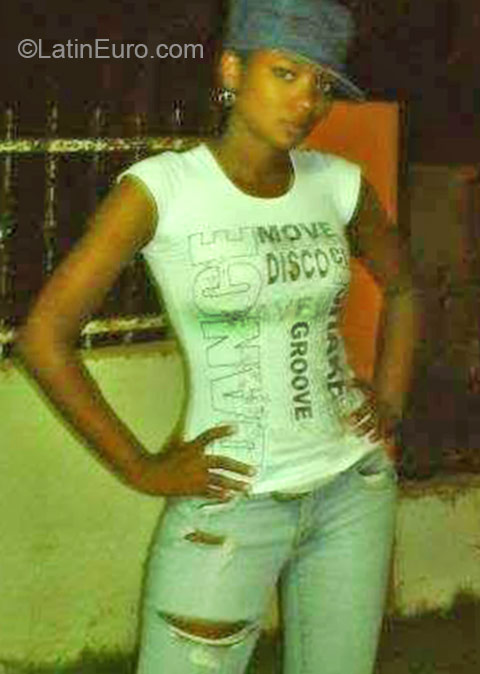 Date this fun Dominican Republic girl Carimia from Santiago DO24031