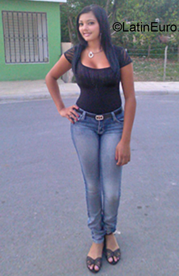 Date this cute Dominican Republic girl Darlen from Santo Domingo DO24076