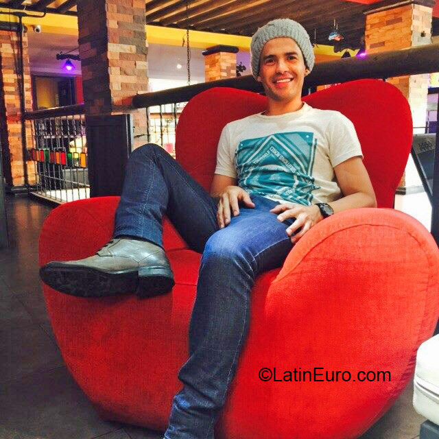 Date this pretty Colombia man Hector from bogota CO18341
