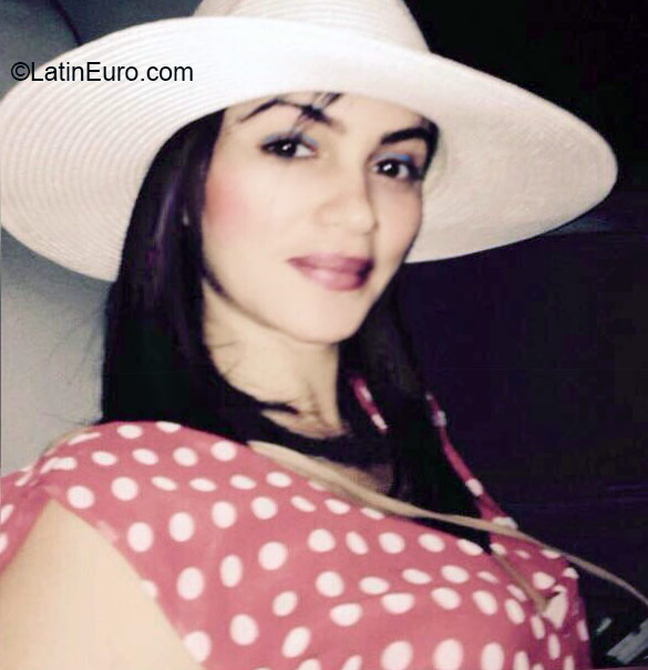 Date this nice looking Dominican Republic girl Adri from Santo Domingo DO24281