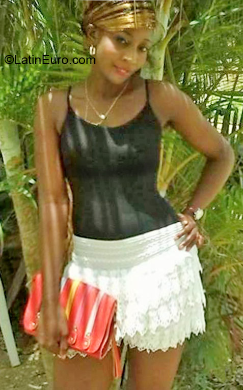 Date this good-looking Dominican Republic girl Valdina from Santo Domingo DO24324