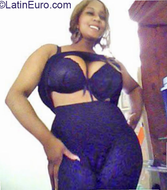 Date this nice looking Jamaica girl Kemishaa from Kingston JM2232