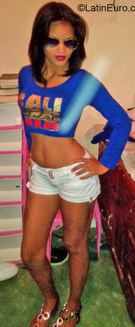 Date this gorgeous Dominican Republic girl Ana from Santo Domingo DO24421