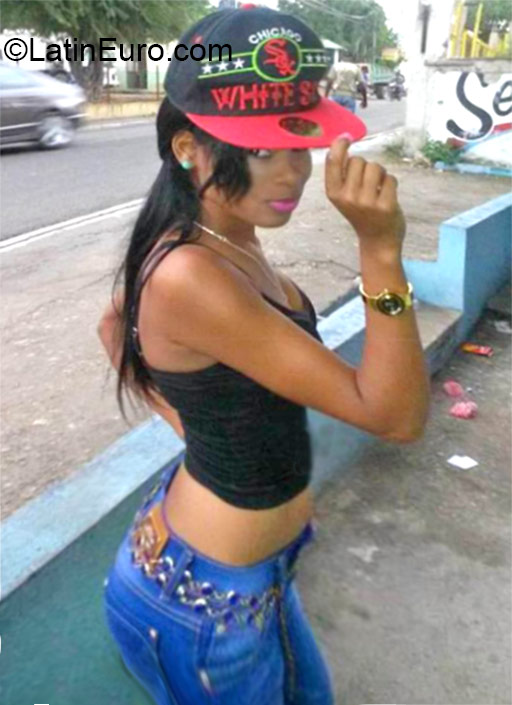 Date this charming Dominican Republic girl Maria isabel from Santo Domingo DO24480