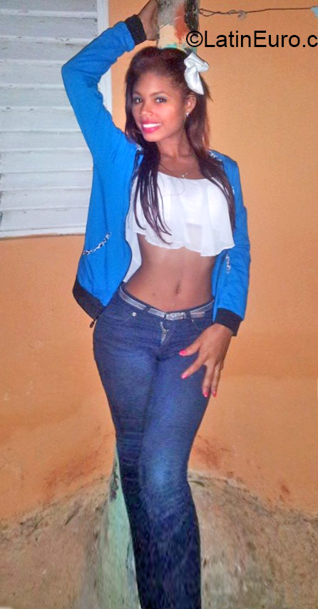 Date this nice looking Dominican Republic girl Yoleni from Mao DO24504