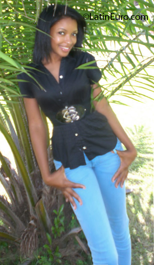 Date this athletic Dominican Republic girl Esthefany from Santo Domingo DO24610