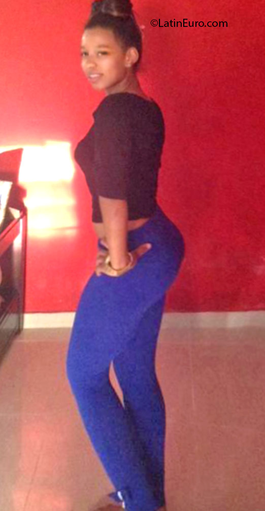 Date this beautiful Dominican Republic girl Elizabeth from Santo Domingo DO24653