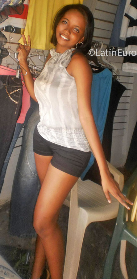 Date this beautiful Dominican Republic girl Estefany from Santo Domingo DO24667