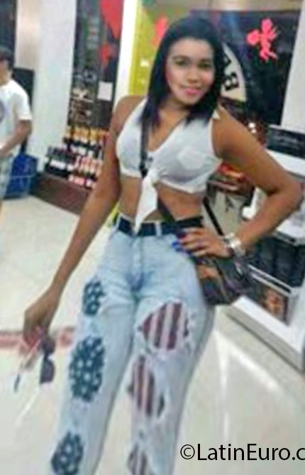 Date this tall Dominican Republic girl Esmeralda from Santo Domingo DO24798