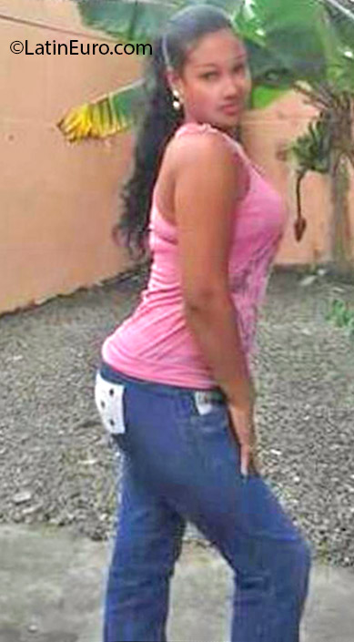 Date this voluptuous Dominican Republic girl Camen from Bonao DO24978