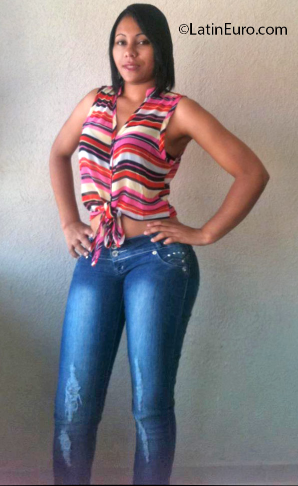 Date this voluptuous Dominican Republic girl Yesenia from Santo Domingo DO25001