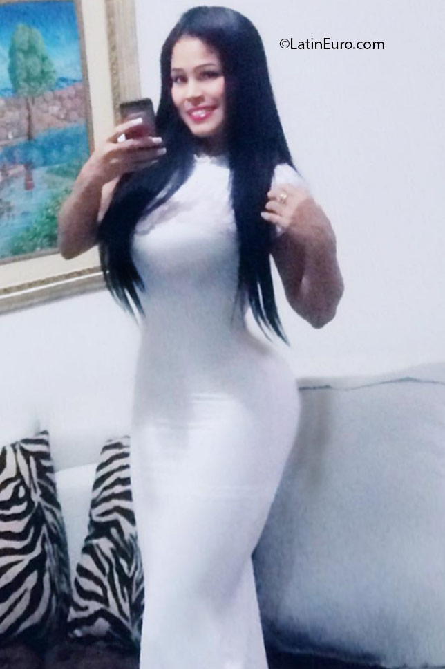 Date this attractive Colombia girl Paola from Cali CO18697