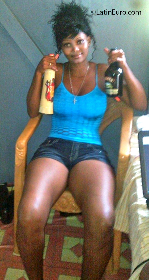 Date this foxy Jamaica girl Yan from Kingston JM2277