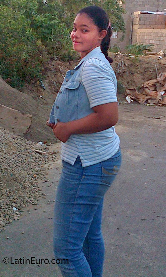Date this athletic Dominican Republic girl Esther from Santiago De Los Caballero DO25199
