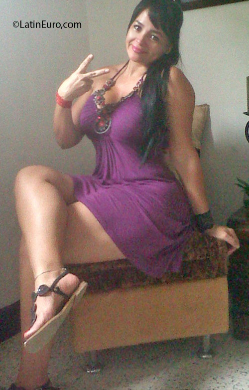 Date this cute Colombia girl Genny from Cali CO18772