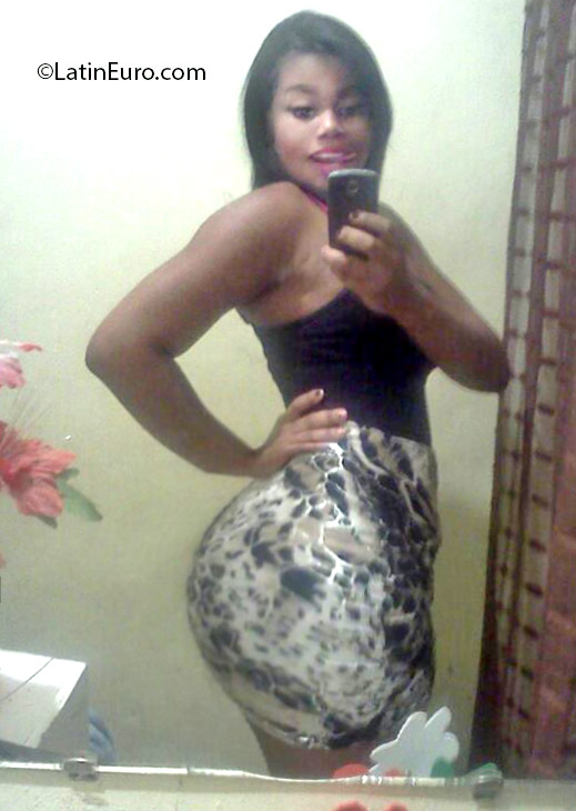 Date this gorgeous Dominican Republic girl Sarah from Santo Domingo DO25407