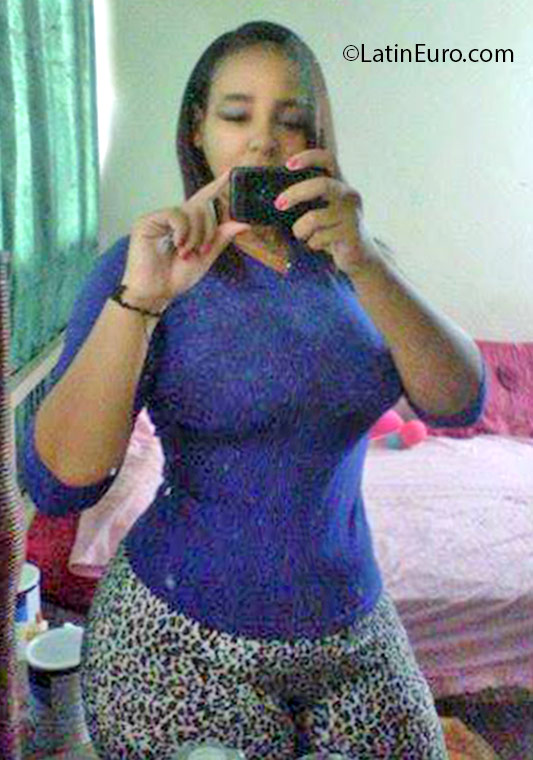 Date this happy Dominican Republic girl Leshnia from San Pedro De Macoris DO25438