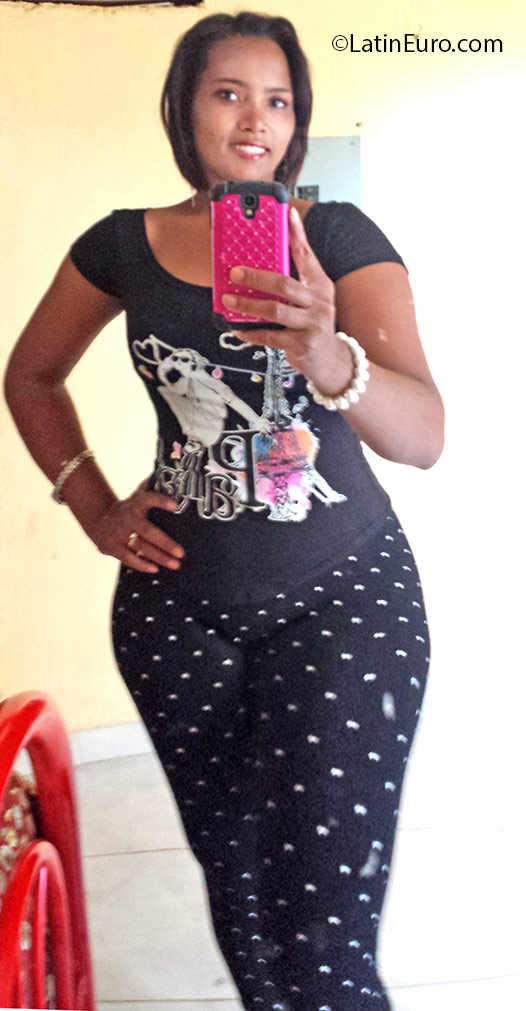 Date this voluptuous Dominican Republic girl Leidy from Santo Domingo DO25525