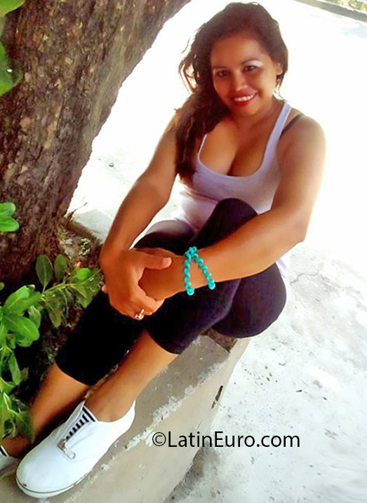 Date this voluptuous Honduras girl Dairla from San Pedro Sula HN2173