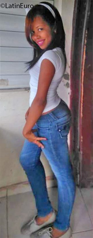 Date this foxy Dominican Republic girl Leidy from Santo Domingo DO25796