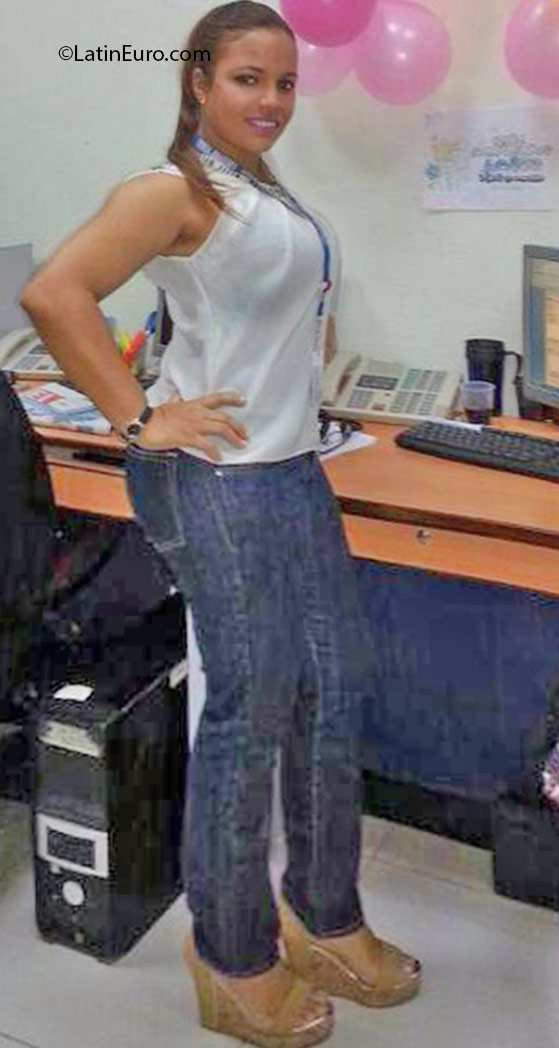 Date this tall Dominican Republic girl Flor from Santo Domingo DO25807