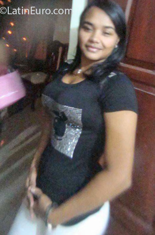 Date this attractive Dominican Republic girl Bentia from Santo Domingo DO25817