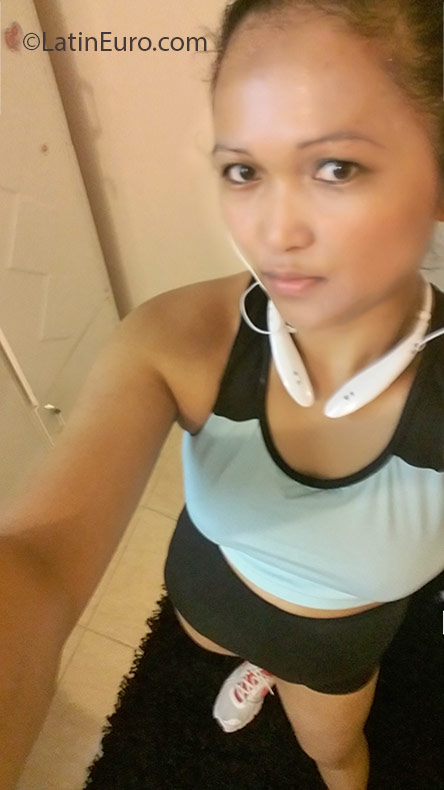 Date this nice looking Kuwait girl Chonia from Kuwait City KW19