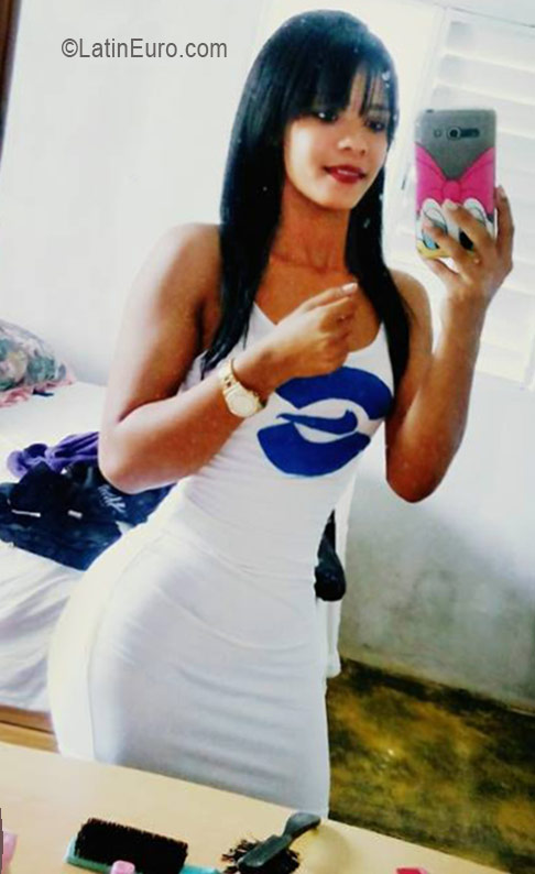 Date this exotic Dominican Republic girl Carolin from Santo Domingo DO26153