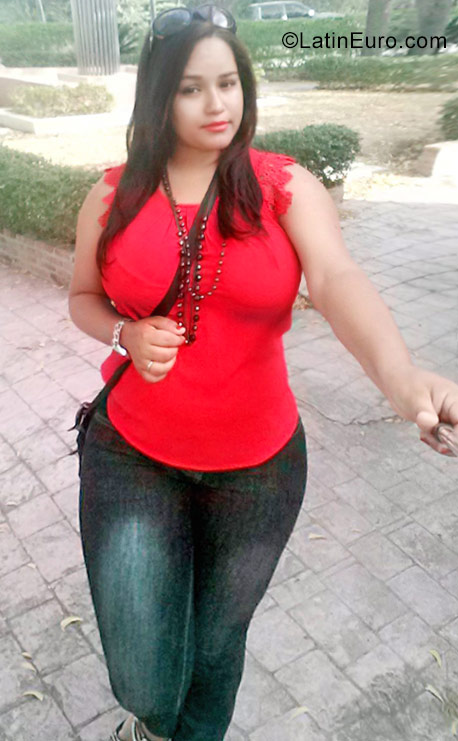 Date this happy Dominican Republic girl Yenilda from Santo Domingo DO27051
