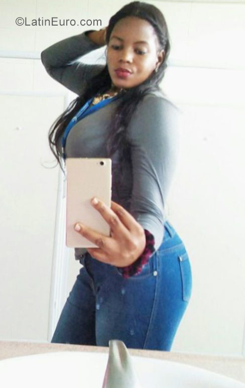 Date this gorgeous Dominican Republic girl Hiyya from Santo Domingo DO27106