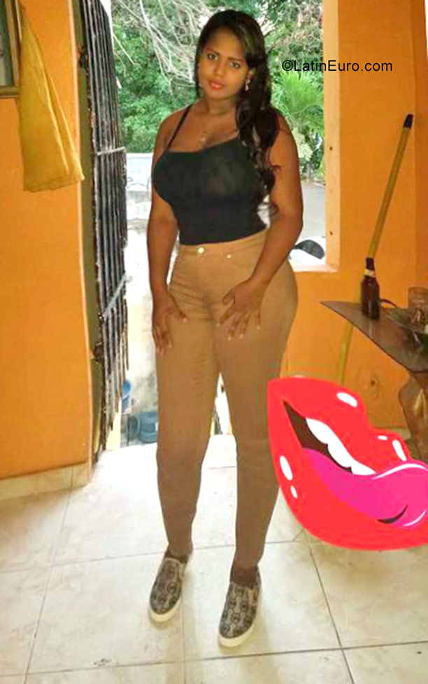 Date this hard body Dominican Republic girl Nathaley from Santo Domingo DO29584