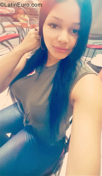 Date this young Dominican Republic girl Andrea from Santo Domingo DO30083
