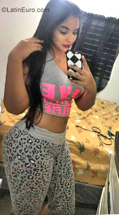 Date this tall Dominican Republic girl Esmeralda from Santiago DO30127