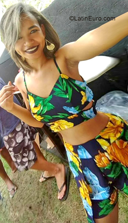 Date this good-looking Brazil girl Tais from Feira de Santana BR10265