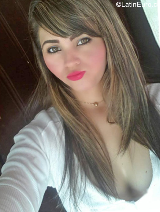 Date this delightful Venezuela girl Lari from Maracaibo VE981