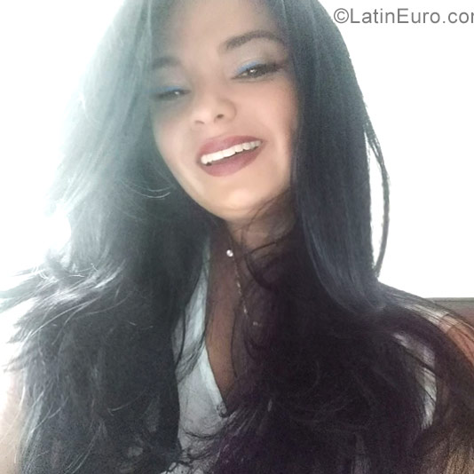 Date this attractive Colombia girl Andrea from Bogota CO22473