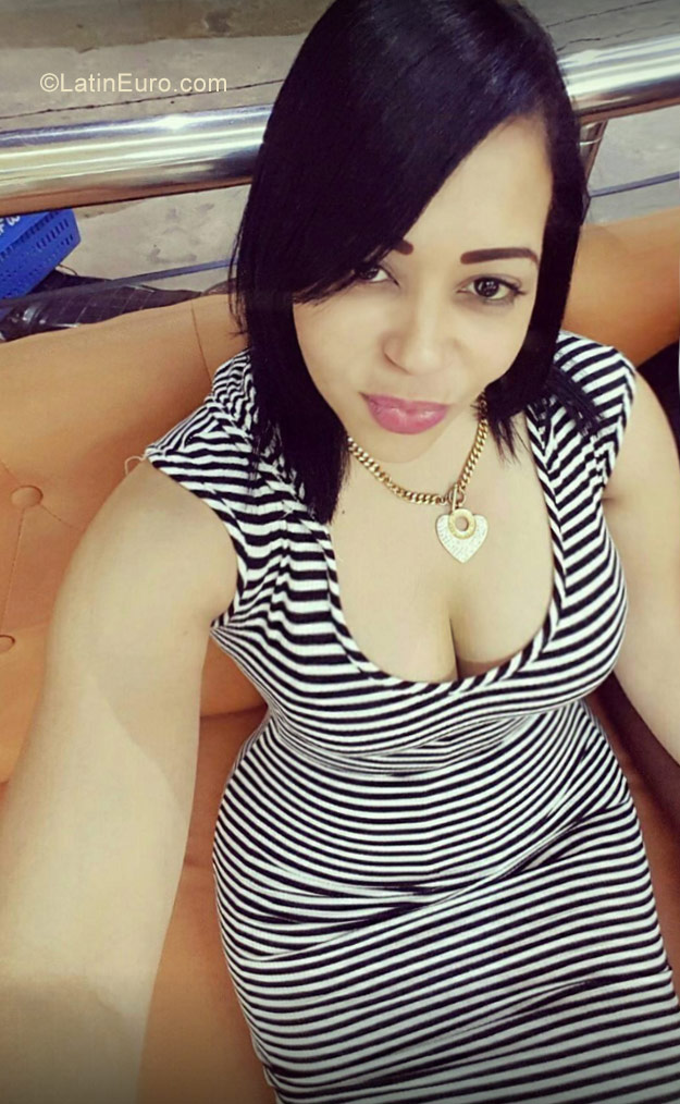 Date this tall Dominican Republic girl Amelia from Santo Domingo DO30867