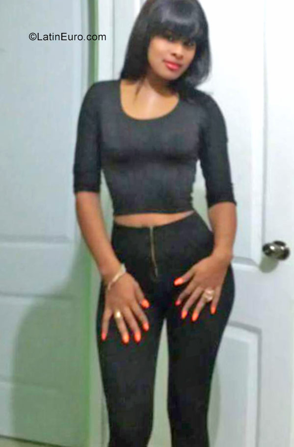 Date this gorgeous Dominican Republic girl Ana from Santo Domingo DO30905