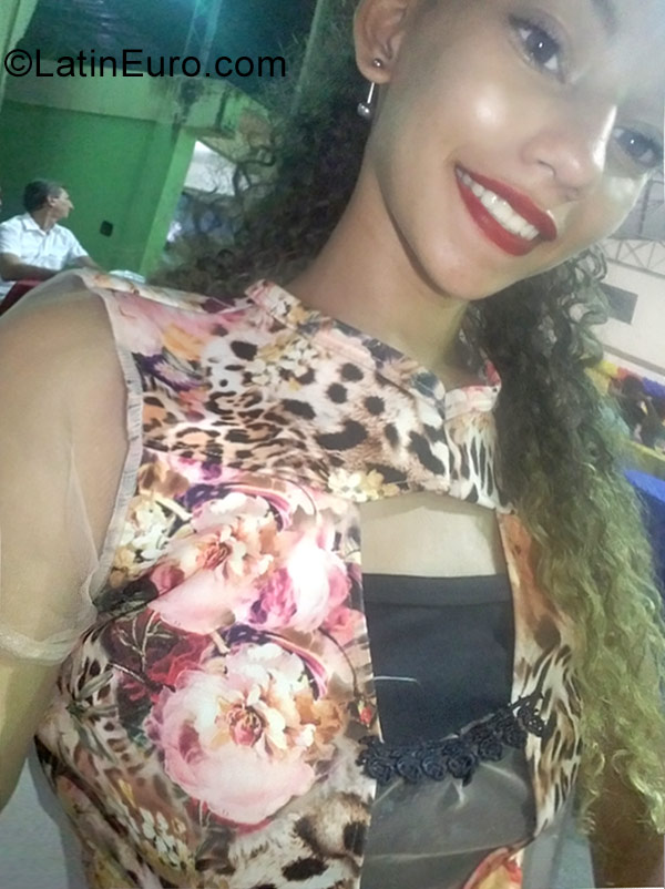 Date this gorgeous Brazil girl Kah from Manaus BR10391