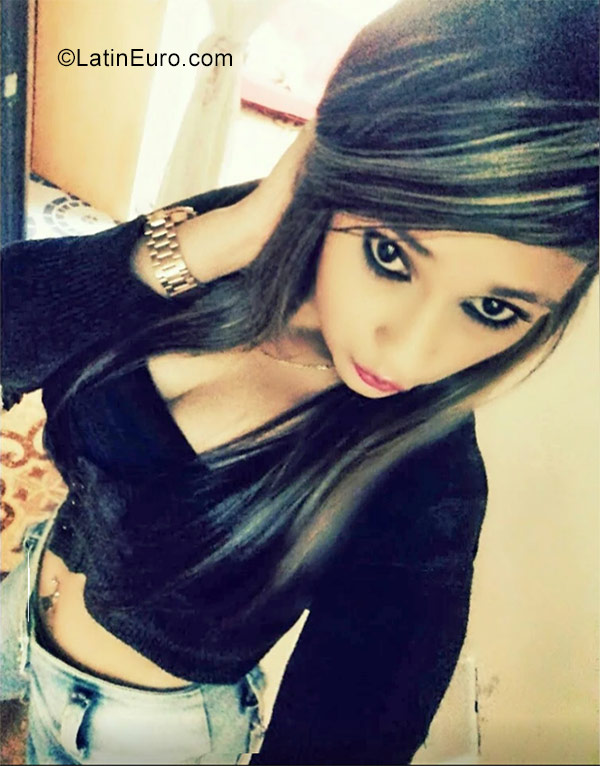 Date this attractive Colombia girl Carolina from Medellin CO23071